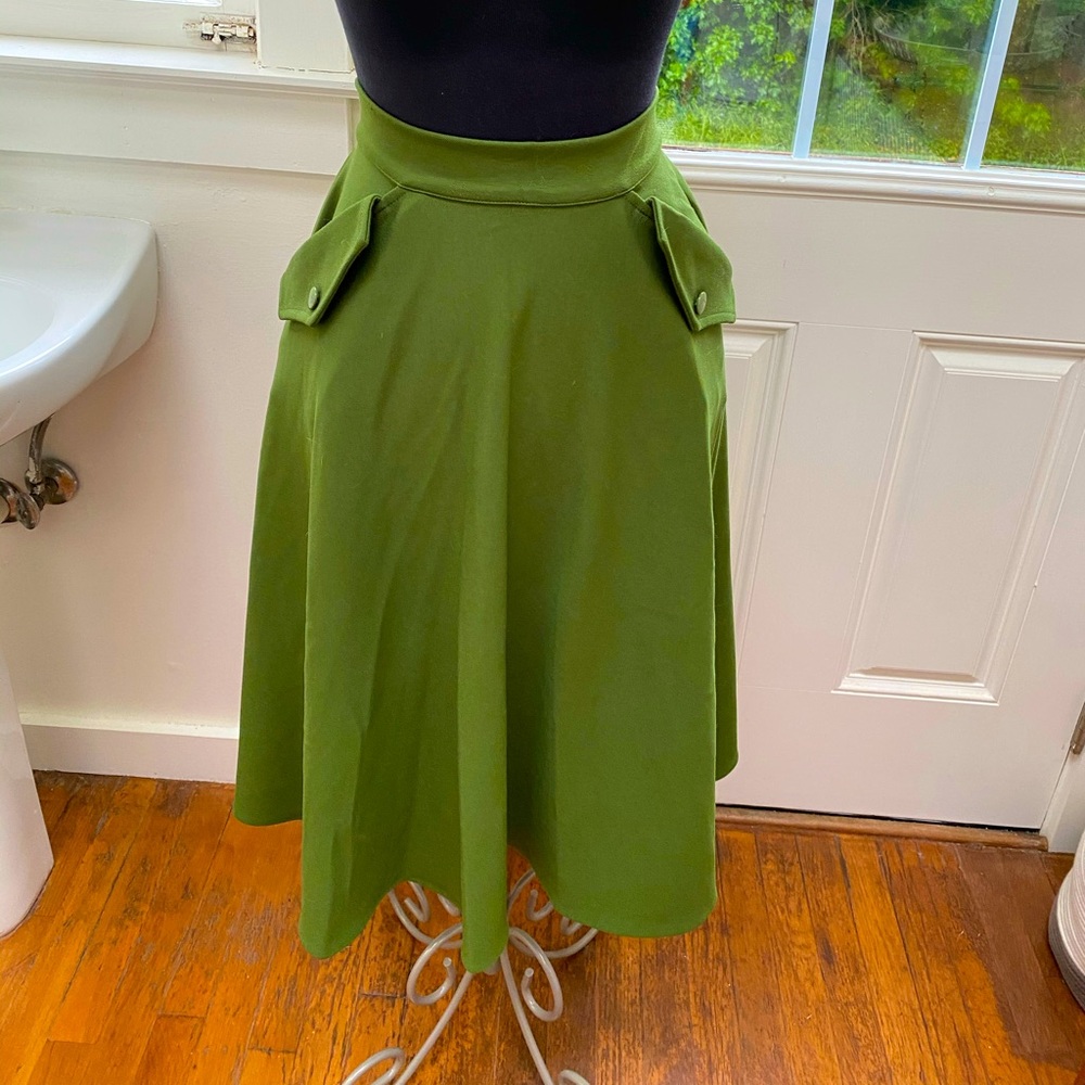 Tatyana Green Skirt w/Pocket detail L 32” waist